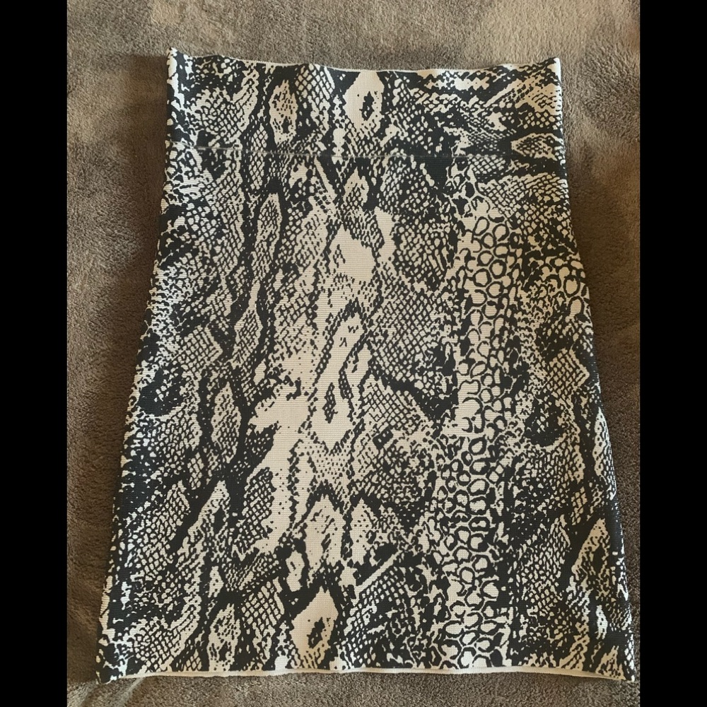 Bcbg max azria stretchy skirt S